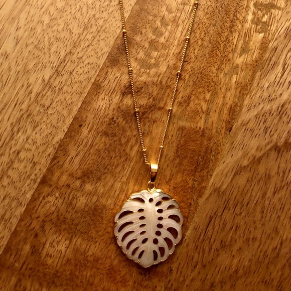 🍂Carved Leaf Shell Necklace🍂 - Picture 7 of 8